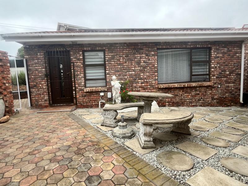 4 Bedroom Property for Sale in Fraaiuitsig Western Cape